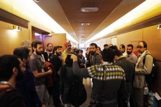 اعتراض خبرنگاران به تاخیر در برگزاری نشست "لانتوری"