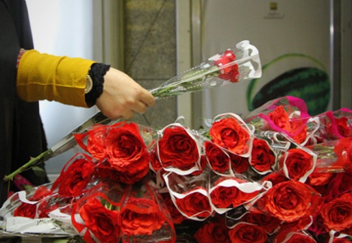 مترو به دختران تهرانی گل اهدا میکند