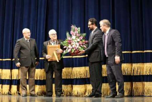 نشان درجه یک هنری به فضل الله توکل استاد سنتور ایران اهدا شد