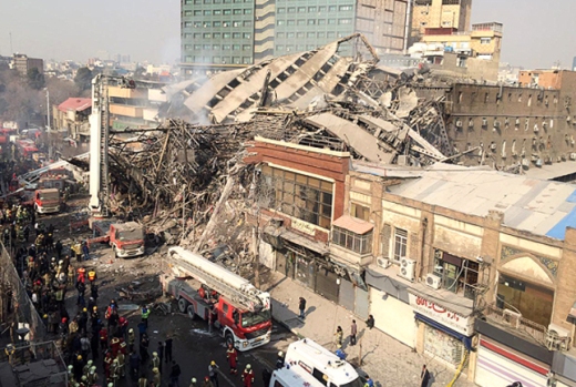 ساختمان پلاسکوی تهران فروریخت/ حدود ۲۵ نفر زیر آوار هستند