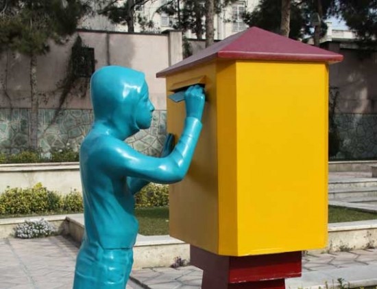 مجسمه پستچی در کنار ساختمان پست نصب می شود
