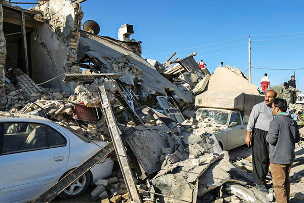 کمک پانصد میلیون ریالی انجمن جراحان پلاستیک و زیبایی ایران به زلزله زده گان