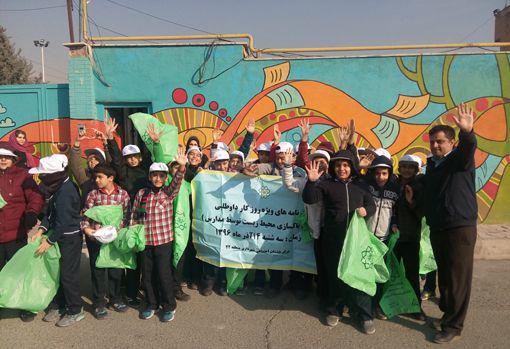 دانش آموزان منطقه ۲۲، داوطلبانه محیط زیست را پاکسازی کردند