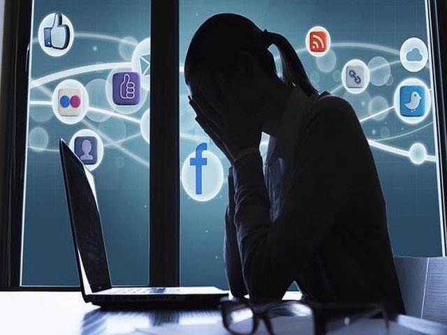 تشدید افسردگی و انزوای جوانان با شبکه‌های اجتماعی