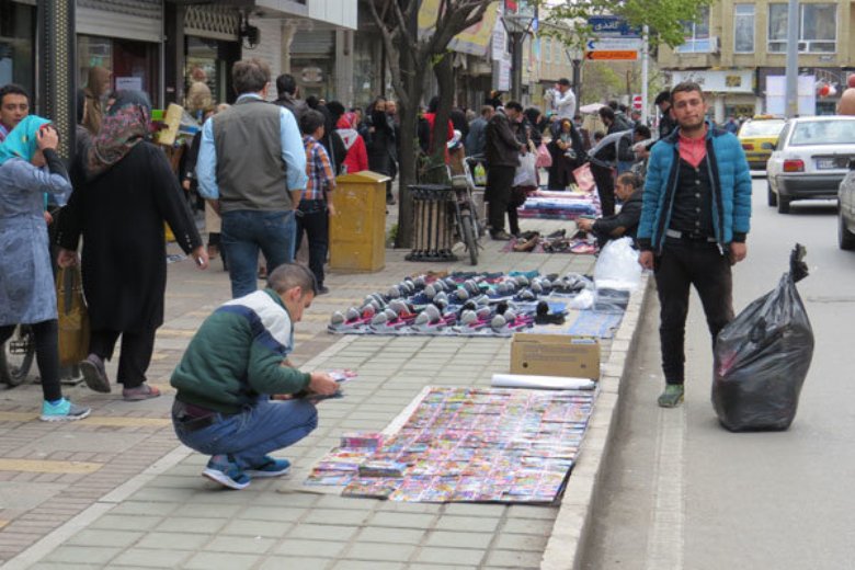 جزییات جدید از طرح ساماندهی دستفروشان در میدان‌ آزادی و خیابان انقلاب