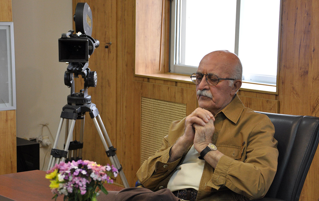 کامران شیردل فیلم‌های مستند خود را به مرکز گسترش اهدا کرد